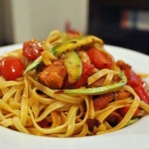 fetuccine_com_abobrinha_bacon_tomate